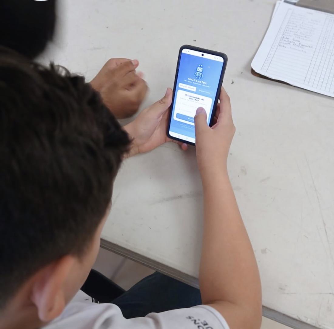Alumno resolviendo retos de robótica desde la app móvil de Qubiko en su teléfono