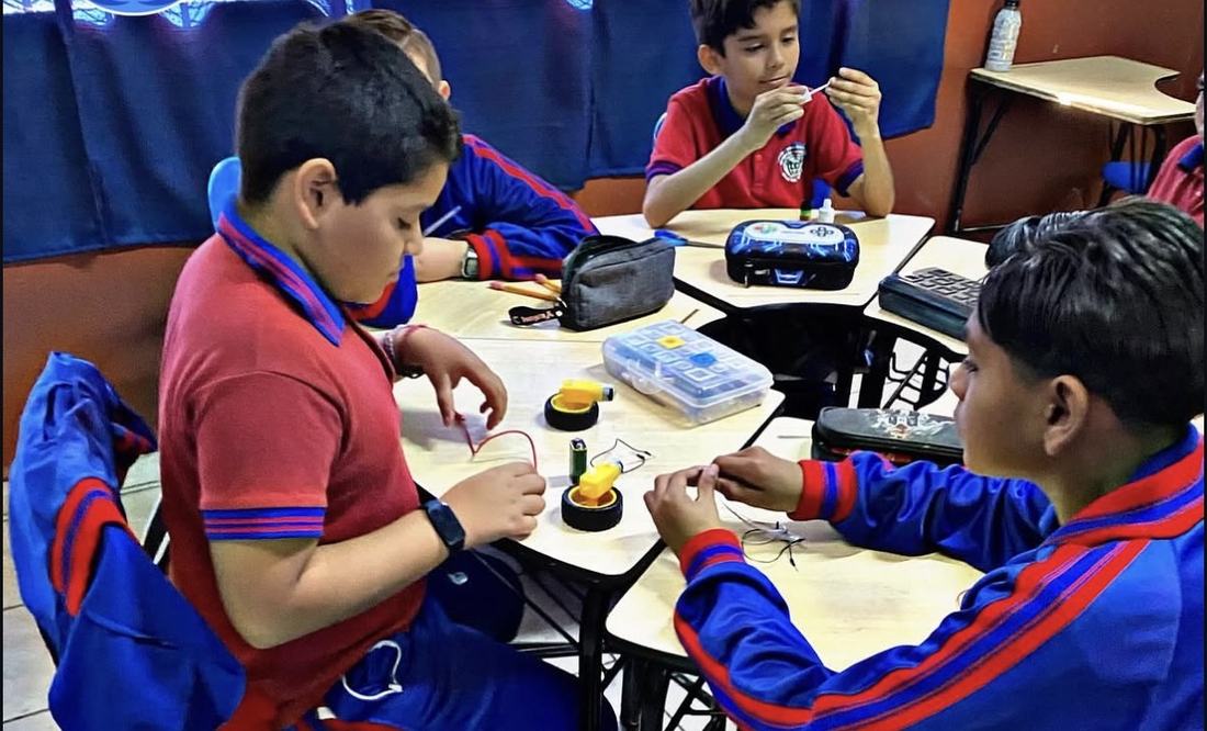 Alumno de colegio identificando los componentes electrónicos del kit antes de armar su circuito