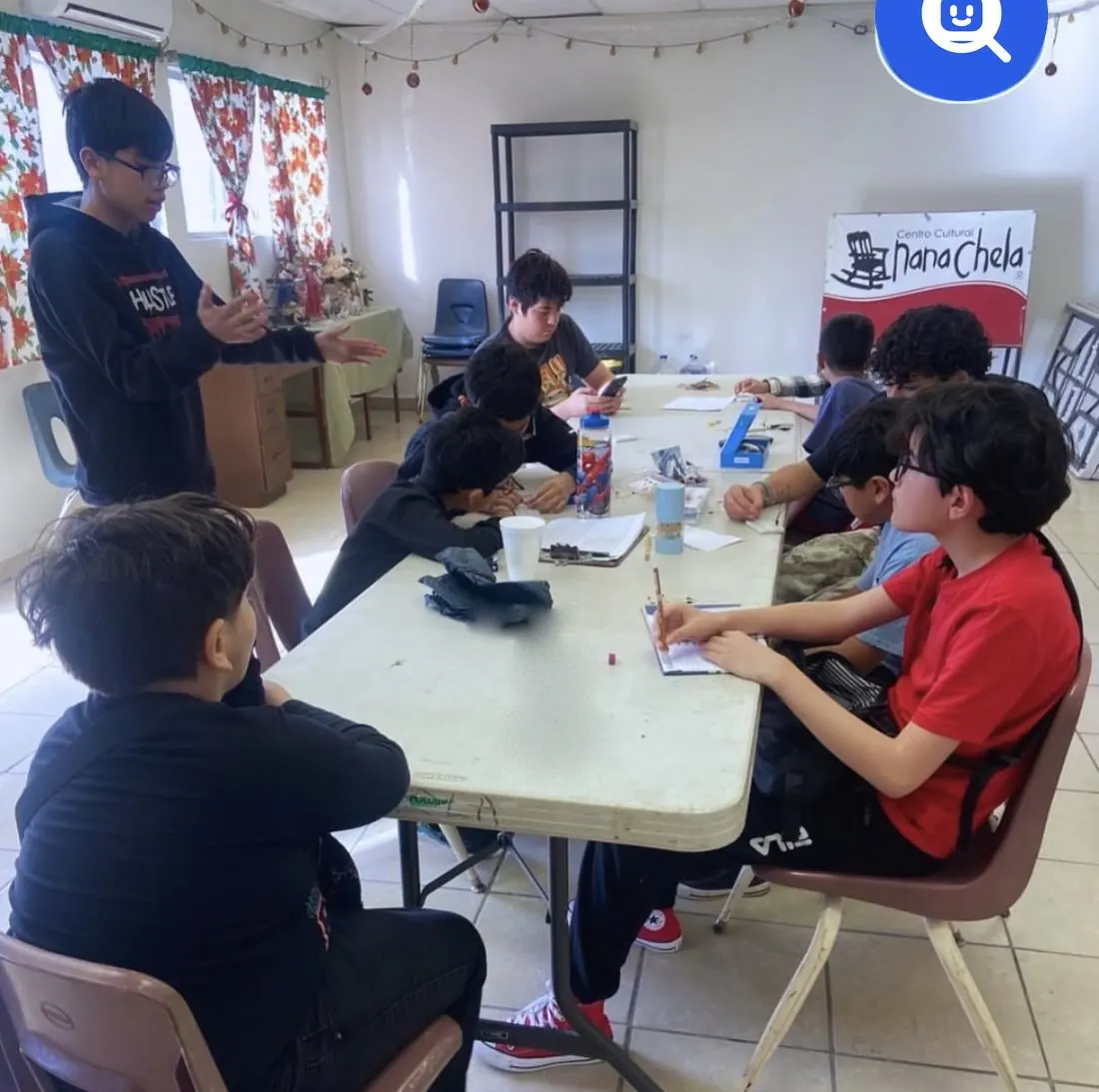 Clase gratuita de robótica de Qubiko en el salón de una comunidad