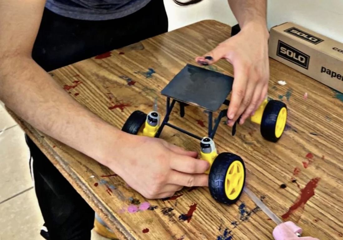 Montaje del chasis de un robot móvil con motores y ruedas del kit de robótica de Qubiko
