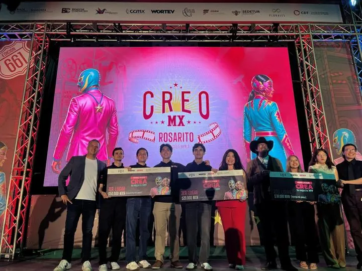 Entrega de premios de CREO MX Rosarito 2026 en el escenario de Baja Studios, con los cheques del primero, segundo y tercer lugar