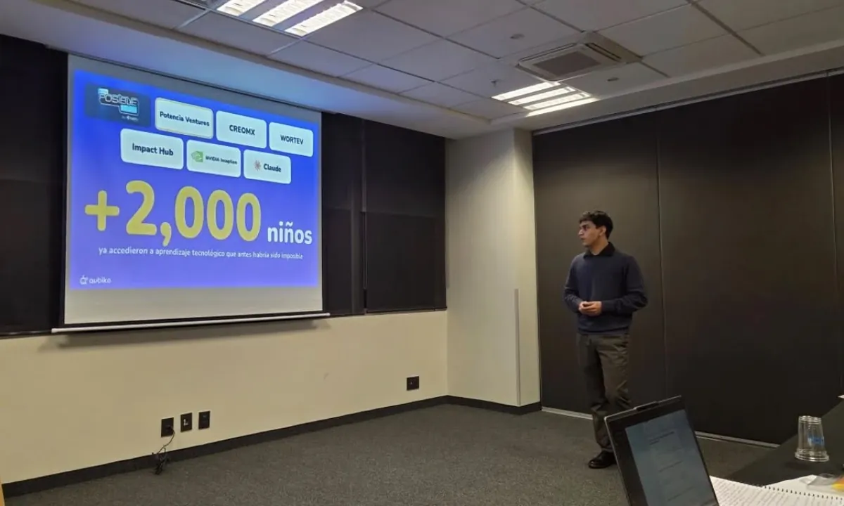 Presentación de Qubiko frente a la pantalla con la cifra «+2,000 niños ya accedieron a aprendizaje tecnológico que antes habría sido imposible» y los logos de sus aliados