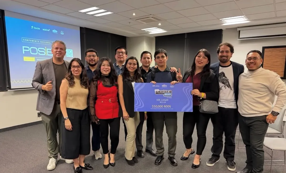 El equipo de Qubiko junto a jueces y organizadores con el cheque del primer lugar de POSIBLE x Bécalos por 50,000 pesos, en el Campamento Nacional POSIBLE 2026