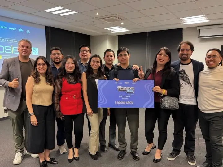 El equipo de Qubiko con el cheque del primer lugar de POSIBLE x Bécalos 2026 por 50,000 pesos