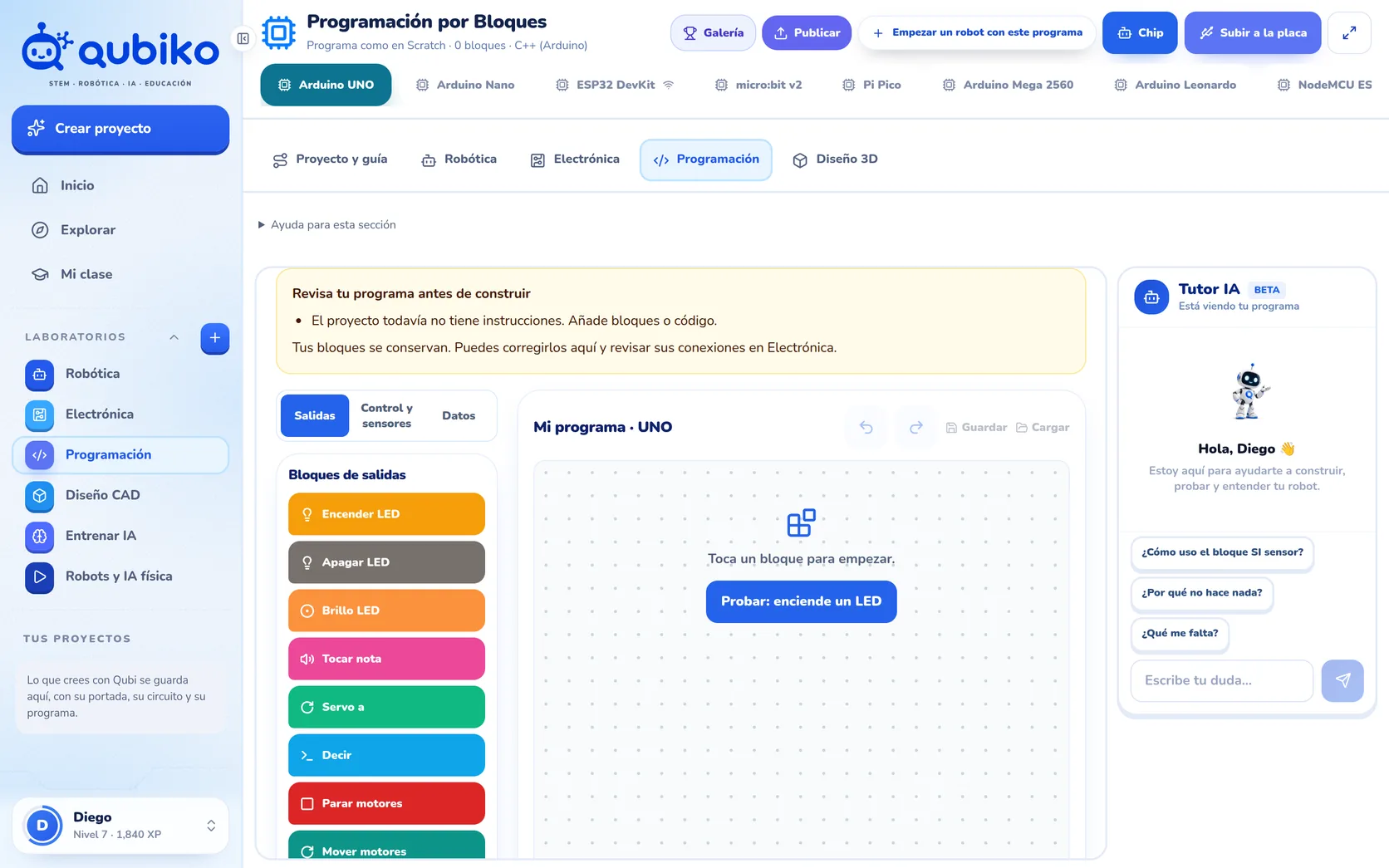Programación por bloques en Qubiko: bloques de salidas, control y sensores, la placa Arduino UNO elegida y el Tutor IA
